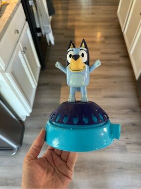 Bluey Toy Spinning sprinkler - Blue and Teal